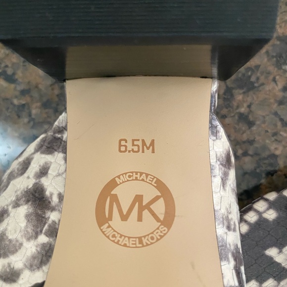 Michael Kors size 6.5 slide sandals - Picture 3 of 7